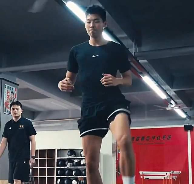 开云体育下载-崔永熙回东莞继续康复！身材精壮，力量+有球兼备，能恢复100%！