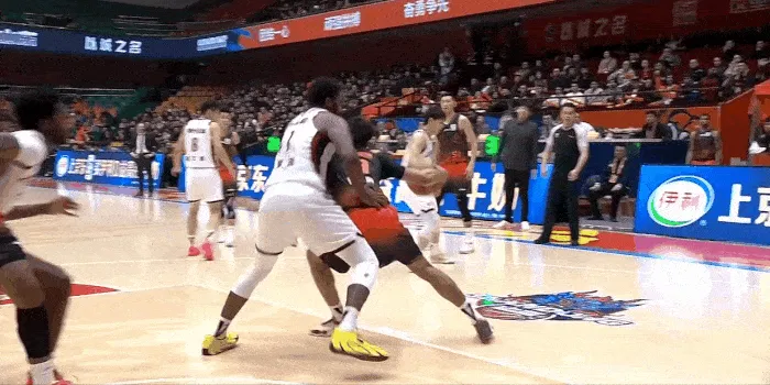 开云体育下载-琼斯背打至篮下强起上篮，被约翰逊单手按下